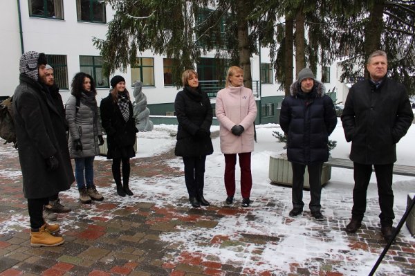 Pie Ogres slimnīcas atklāj sešas jaunas skulptūras