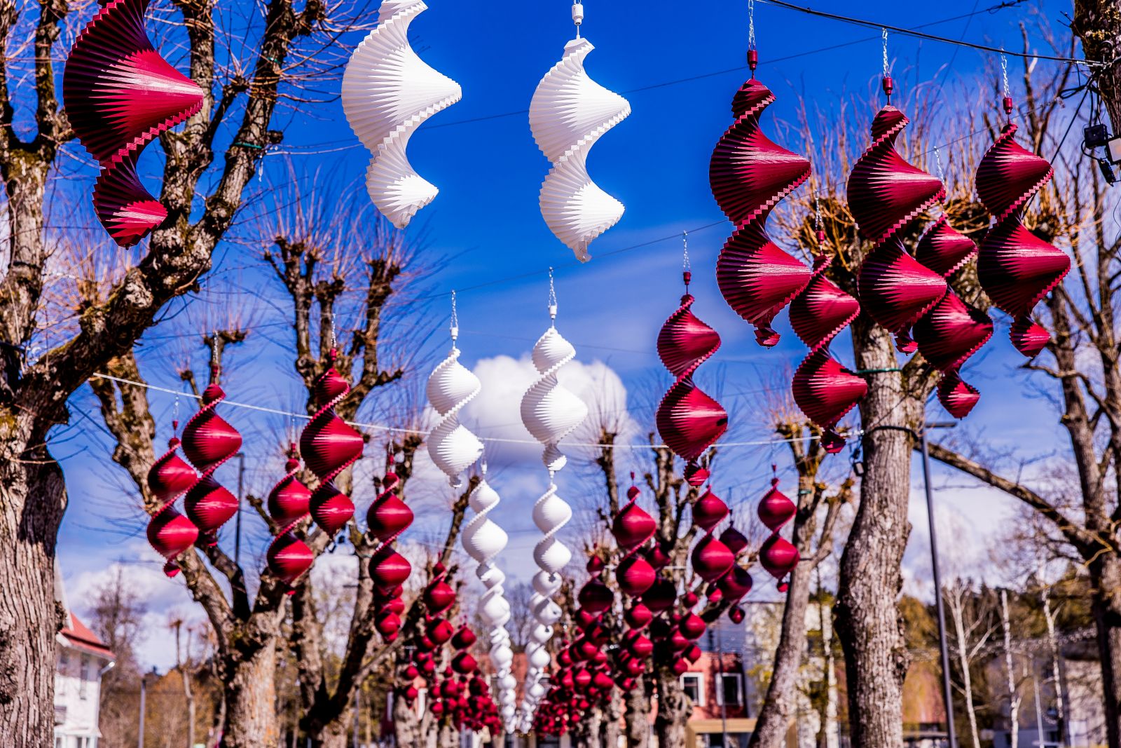 Ogres novads patriotiskās noskaņās pārsteidz ar jauniem svētku rotājumiem