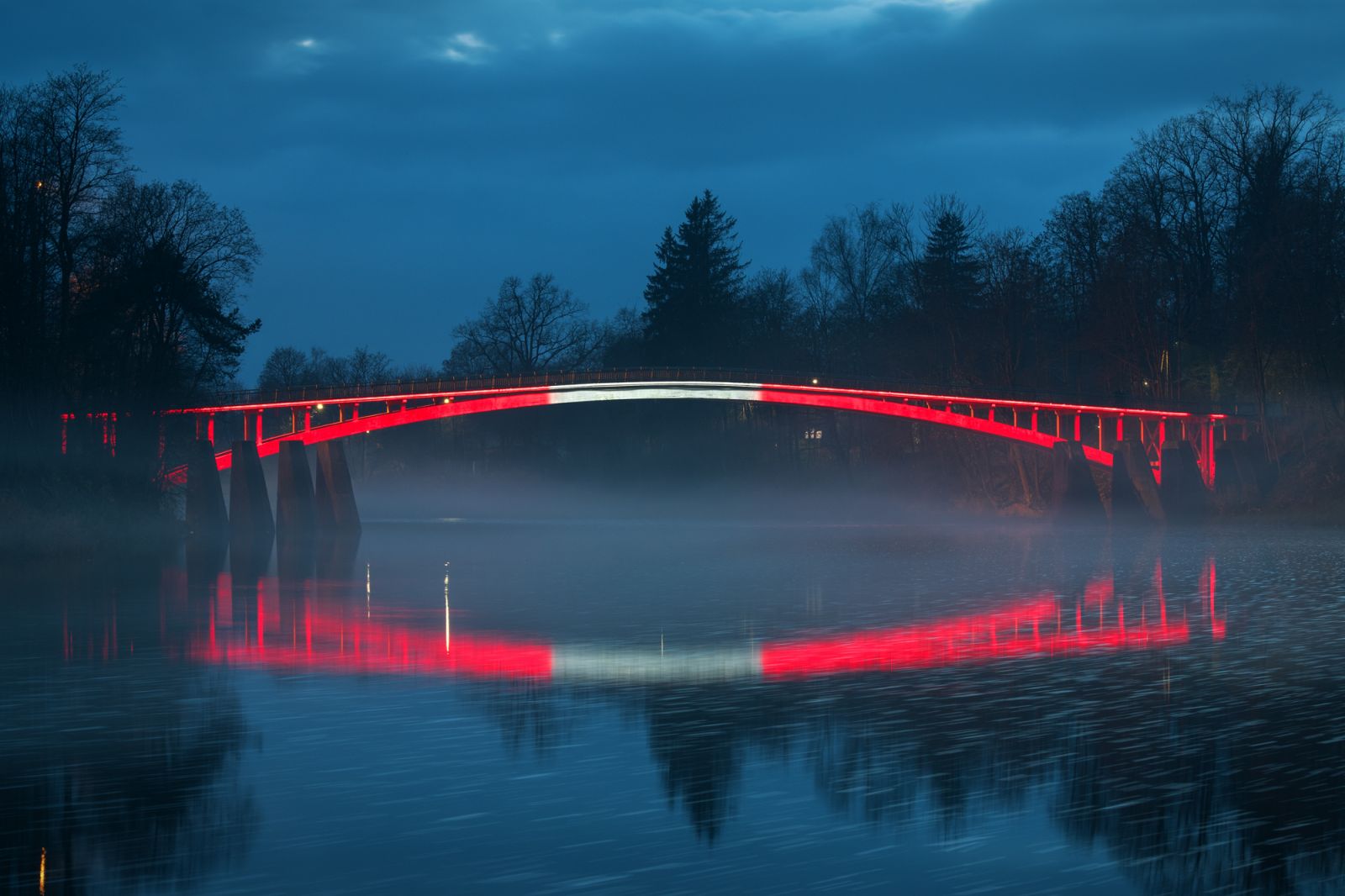 Arkveida gājēju tilts Ogrē sarkanbaltsarkanās krāsās