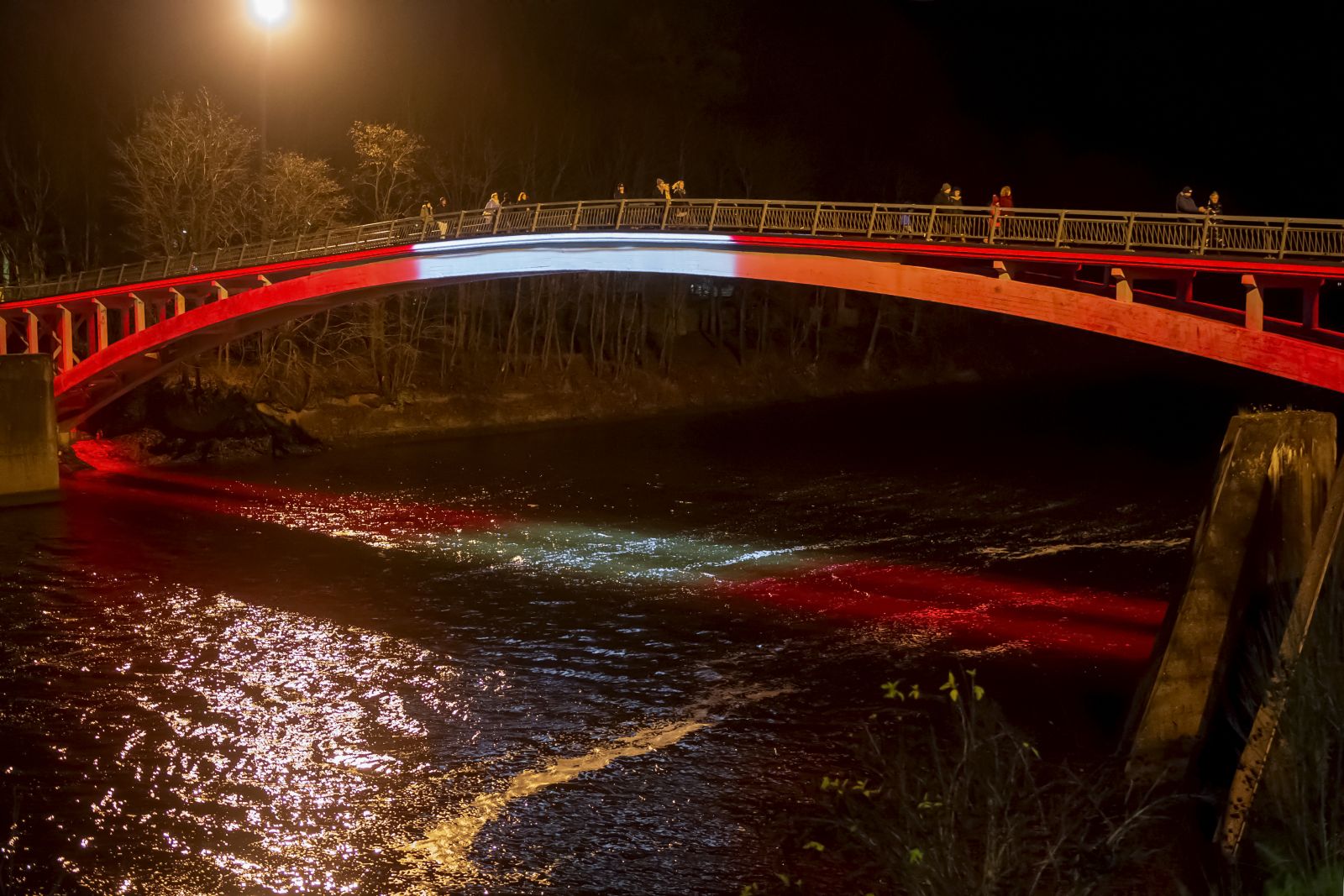 Arkveida gājēju tilts Ogrē Latvijas karoga krāsās Foto: V.Stāvusis