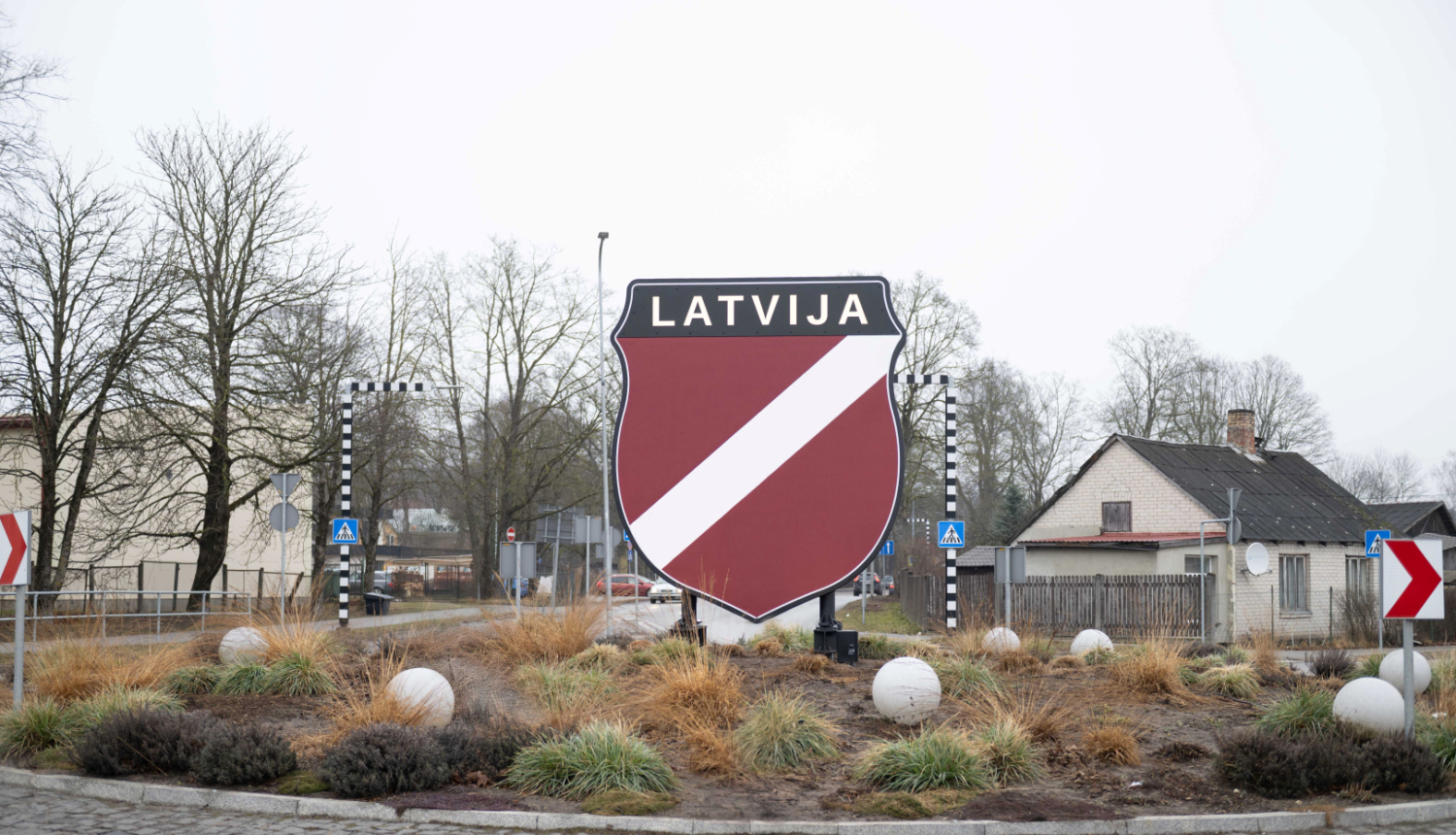 Godinot latviešu leģionāru piemiņu, Ogres centrā uzstādīts sarkanbaltsarkanais vairodziņš ar uzrakstu “Latvija”