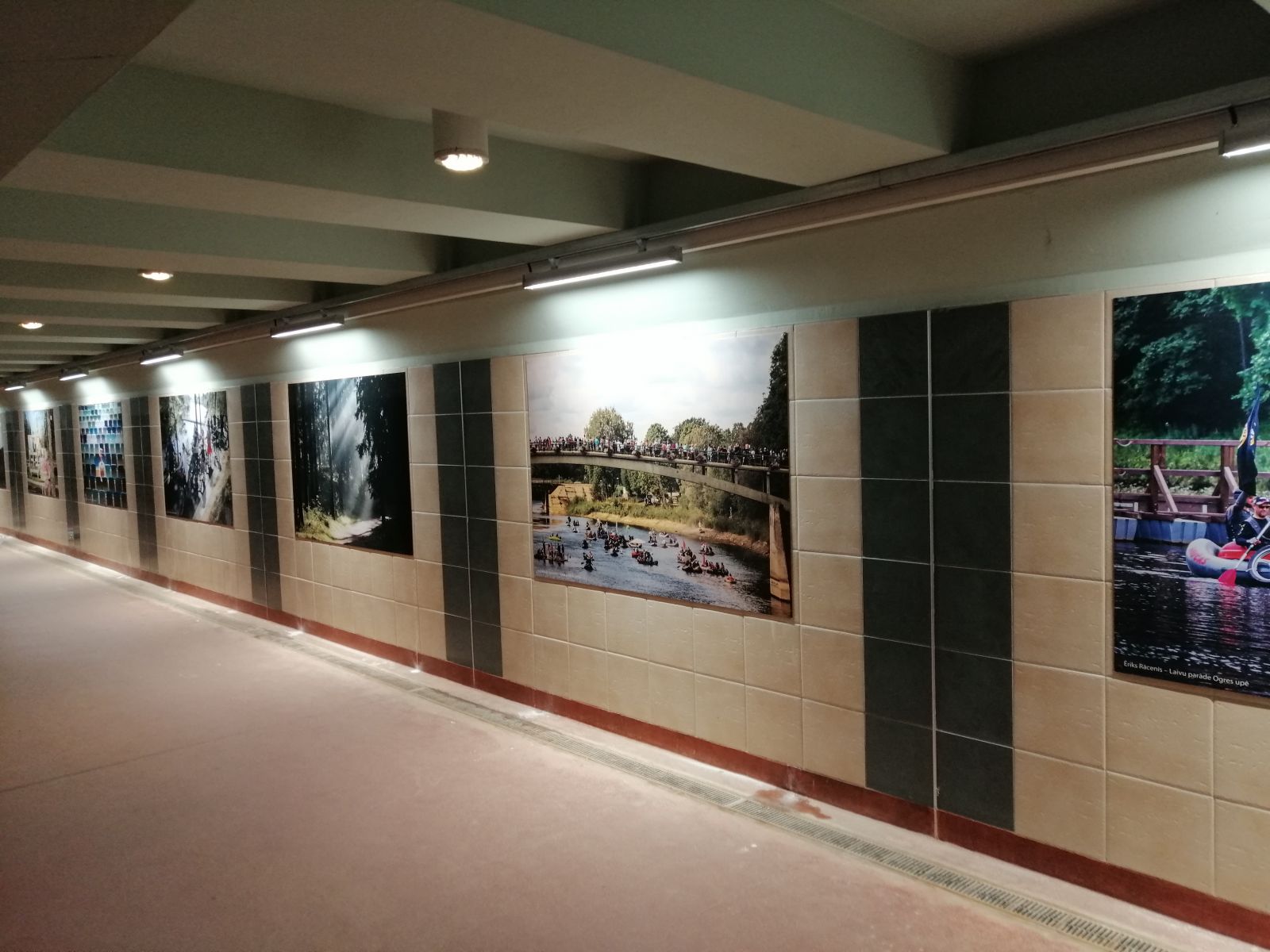 Gājēju tunelī atklāta fotogalerija
