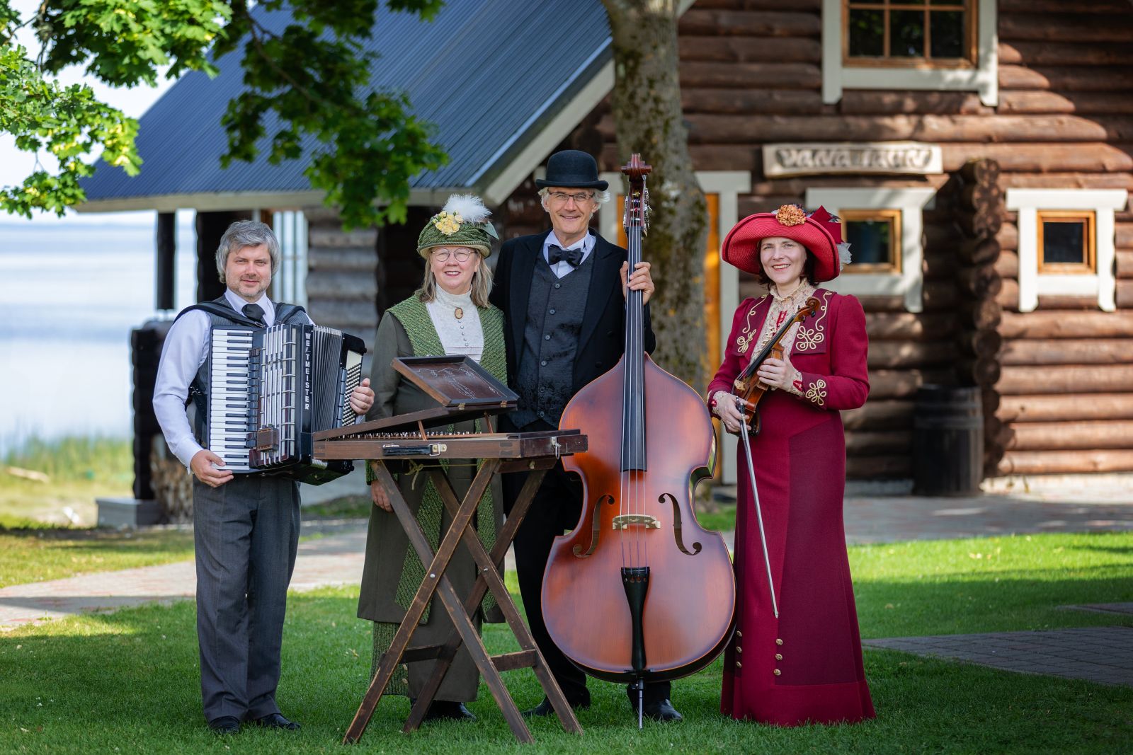 Teātris un dejas - Krapes muižas parkā atdzimst vasarsvētku zaļumballes tradīcija