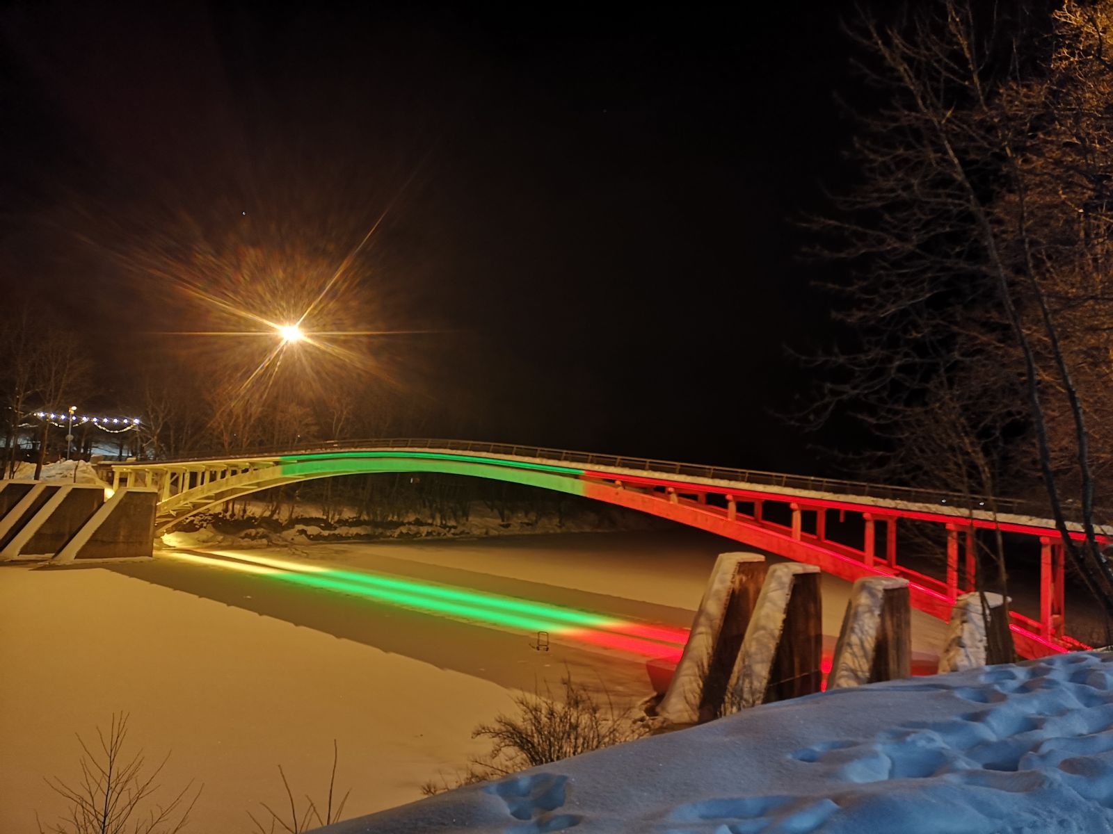 Arkveida tilts Ogrē Lietuvas karoga krāsās