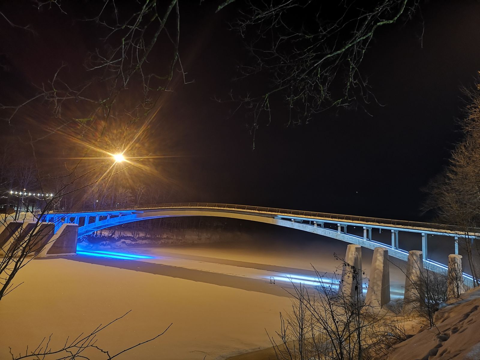 Ogres gājēju tilts mirdz Igaunijas karoga krāsās