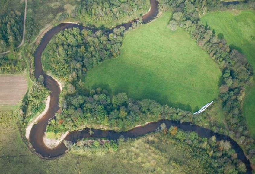 Pārgājiena laikā dabas parkā “Ogres ieleja” atklāj vides izglītības taku