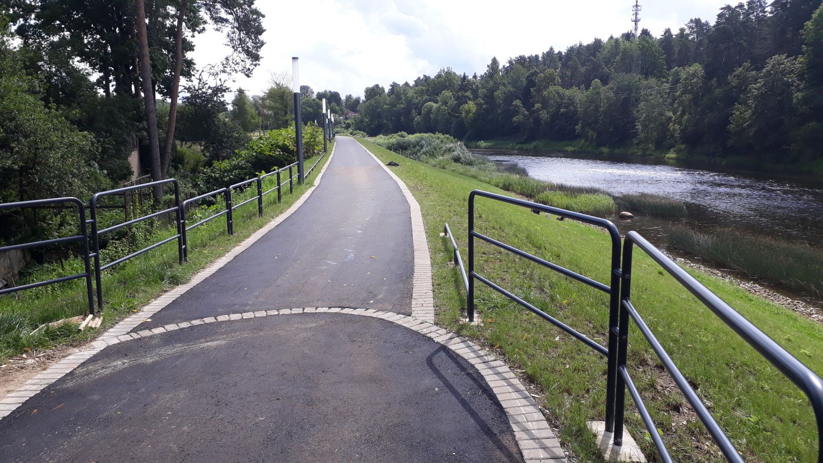 Labiekārtots gājēju un velosipēdu celiņš gar Ogres upi