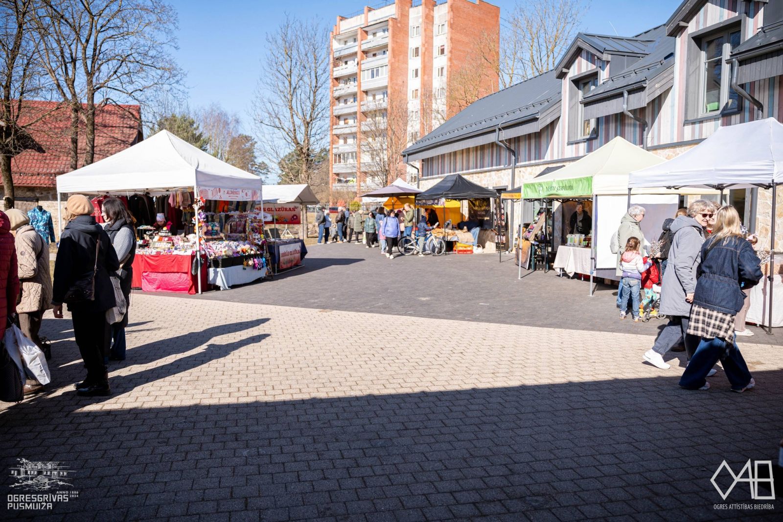Rīta tirdziņš Ogresgrīvas pusmuižas pagalmā 