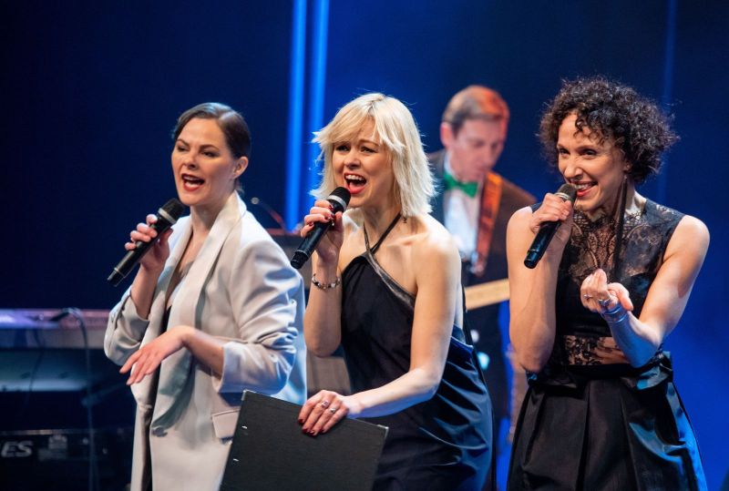 Dziedošo aktieru krāšņais muzikālais salidojums «Viena vieta uz brieža vēl brīva»  Ikšķiles estrādē
