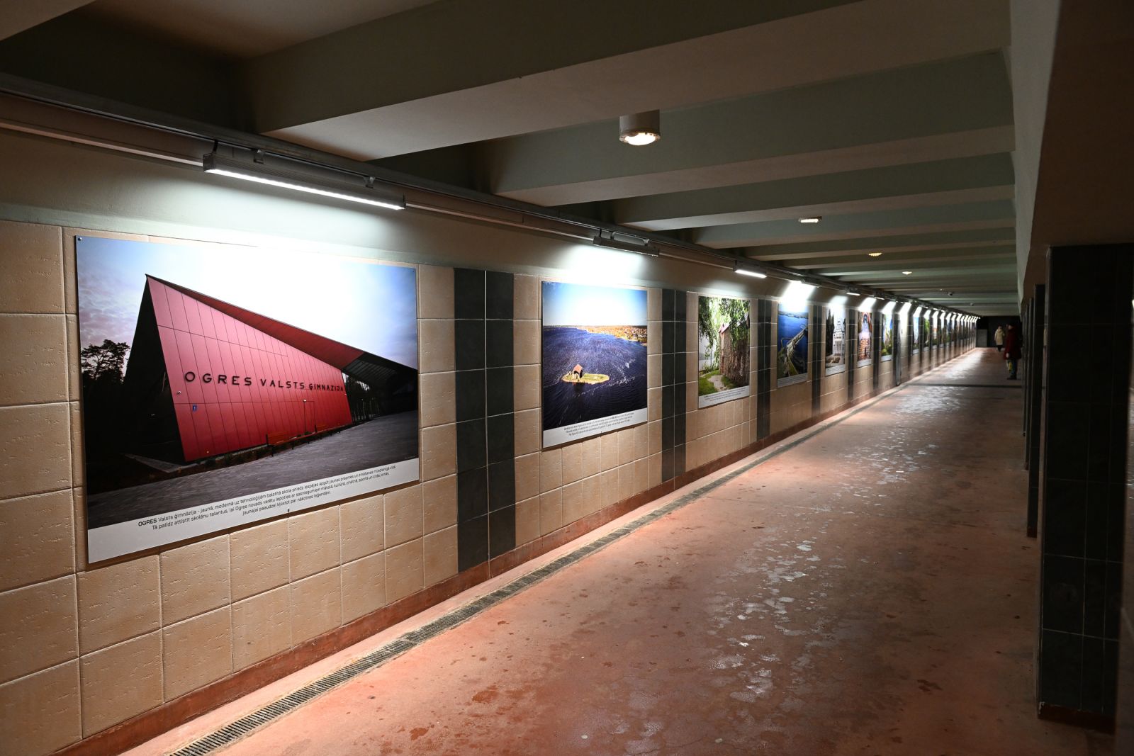 Gājēju tunelī pie Ogres stacijas izveidota jauna fotogalerija